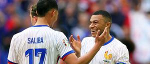 Freude über den Einzug in die nächste Runde der EM: William Saliba (l) und Kylian Mbappé bejubeln den Sieg gegen Belgien.