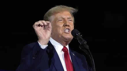 Donald Trump (Republikaner), ehemaliger Präsident der USA und US-Präsidentschaftsbewerber, spricht bei seiner Geburtstagsfeier im Club 47 in West Palm Beach, Florida. 