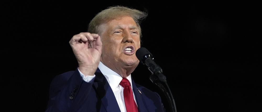 14.06.2024, USA, West Palm Beach: Donald Trump (Republikaner), ehemaliger Präsident der USA und US-Präsidentschaftsbewerber, spricht bei seiner Geburtstagsfeier im Club 47 in West Palm Beach, Florida.