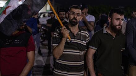 Nach der Verhaftung eines Syrers, der beschuldigt wird, seine siebenjährige Cousine sexuell missbraucht zu haben, nehmen Menschen an einer Demonstration teil, die durch die Gewalt gegen Syrer in der Türkei ausgelöst wurde. 