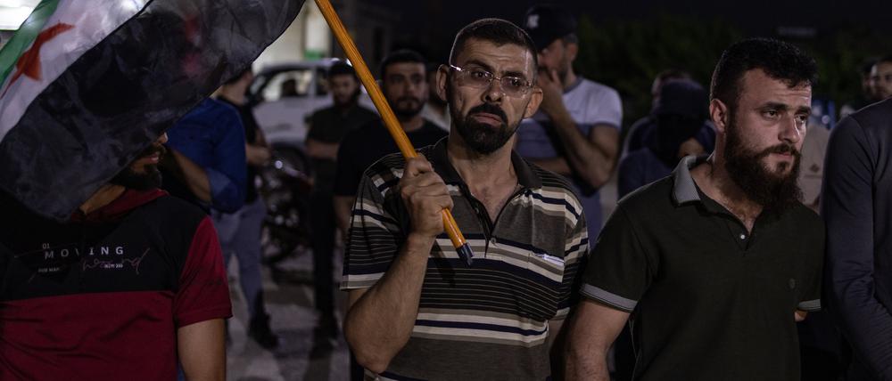 Nach der Verhaftung eines Syrers, der beschuldigt wird, seine siebenjährige Cousine sexuell missbraucht zu haben, nehmen Menschen an einer Demonstration teil, die durch die Gewalt gegen Syrer in der Türkei ausgelöst wurde. 