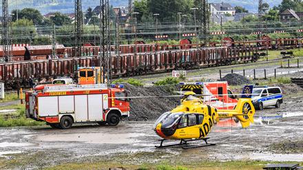 Ein Rettungshubschrauber brachte ein schwer verletztes Mädchen in eine Klinik. Sie war auf einen Waggon geklettert und hatte an die Oberleitung gefasst.