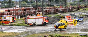 Ein Rettungshubschrauber brachte ein schwer verletztes Mädchen in eine Klinik. Sie war auf einen Waggon geklettert und hatte an die Oberleitung gefasst.