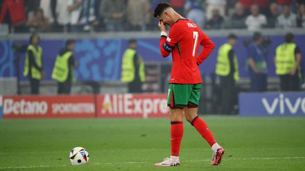 Cristiano Ronaldo weint nach seinem verschossenen Elfmeter.