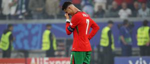 Cristiano Ronaldo weint nach seinem verschossenen Elfmeter.