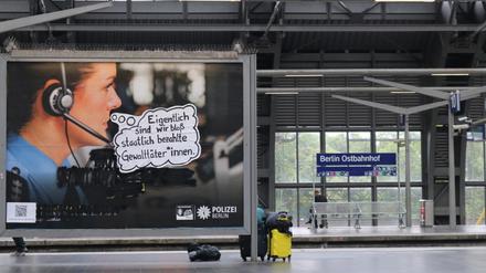 Ein von der Gruppe „Gegen deutschnationale Polizeigewalt (GdP)” überklebtes Plakat.