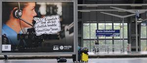 Ein von der Gruppe „Gegen deutschnationale Polizeigewalt (GdP)” überklebtes Plakat.