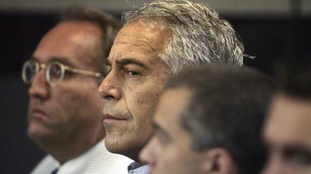 Jeffrey Epstein (M.) erscheint 2008 vor Gericht in West Palm Beach. 