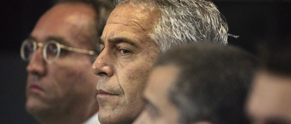 Jeffrey Epstein (M.) erscheint 2008 vor Gericht in West Palm Beach. 