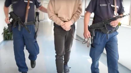Still aus einem Video der ungarischen Polizei. Das Video zeigt die von Deutschland an Ungarn ausgelieferte Person Maja T.