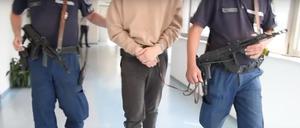 Still aus einem Video der ungarischen Polizei. Es zeigt die von Deutschland an Ungarn ausgelieferte Maja T. 
