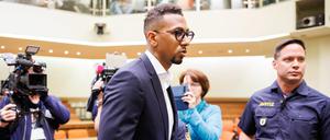 Jerome Boateng, Profi-Fußballspieler, betritt zu Prozessbeginn am 14. Juni einen Gerichtssaal des Landgerichts München.