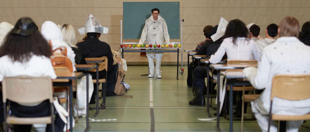 Die Schau im Februar stellte in einer Weddinger Oberschule ein Klassenzimmer nach.