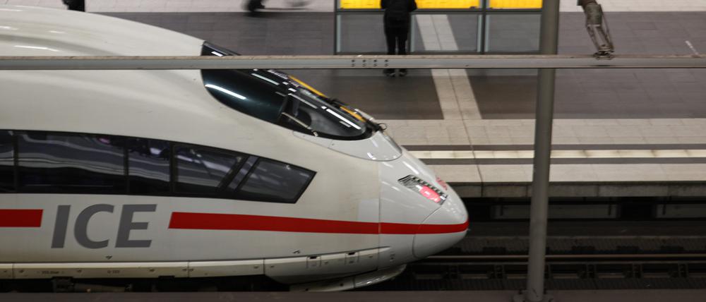 Der Preis des Deutschlandtickets soll dieses Jahr bei 49 Euro bleiben. Dafür will Bundeskanzler Scholz eine Gesetzesänderung auf den Weg bringen. Nach 2024 kann es zu Preissteigerungen kommen. 