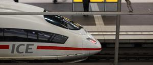 Der Preis des Deutschlandtickets soll dieses Jahr bei 49 Euro bleiben. Dafür will Bundeskanzler Scholz eine Gesetzesänderung auf den Weg bringen. Nach 2024 kann es zu Preissteigerungen kommen. 