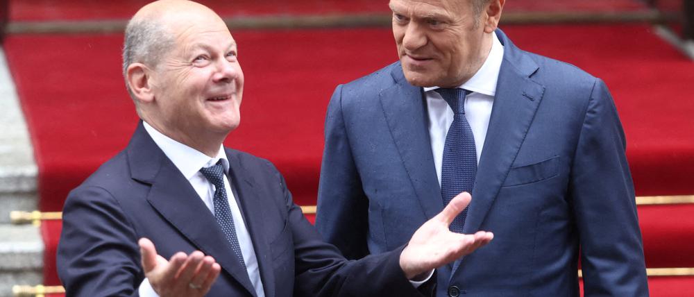 Bundesklanzler Olaf Scholz (SPD, r,) lächelnd mit Polens Premier Donald Tusk