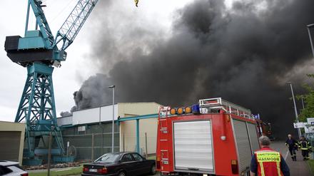 Eine Halle brennt und dabei ist eine große dunkle Rauchsäule zu sehen. Auf dem Gelände der Werft Lürssen.Kröger in Schacht-Audorf am Nord-Ostseekanal ist ein Feuer ausgebrochen. Es brenne in voller Ausdehnung, sagte ein Feuerwehrsprecher. Demnach steht die Halle, in der sich eine Jacht befindet, in Flammen. 