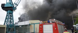 Eine Halle brennt und dabei ist eine große dunkle Rauchsäule zu sehen. Auf dem Gelände der Werft Lürssen.Kröger in Schacht-Audorf am Nord-Ostseekanal ist ein Feuer ausgebrochen. Es brenne in voller Ausdehnung, sagte ein Feuerwehrsprecher. Demnach steht die Halle, in der sich eine Jacht befindet, in Flammen. 