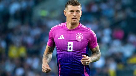Dieses Trikot ist ein Kassenschlager: Toni Kroos im pinken Auswärts-Dress der Nationalmannschaft.