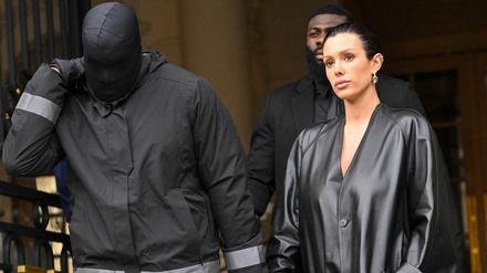 Schon bei der Fashion Week in Paris war Kanye West mit seiner Frau Bianca Censori vermummt aufgetaucht.