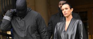 Schon bei der Fashion Week in Paris war Kanye West mit seiner Frau Bianca Censori vermummt aufgetaucht.