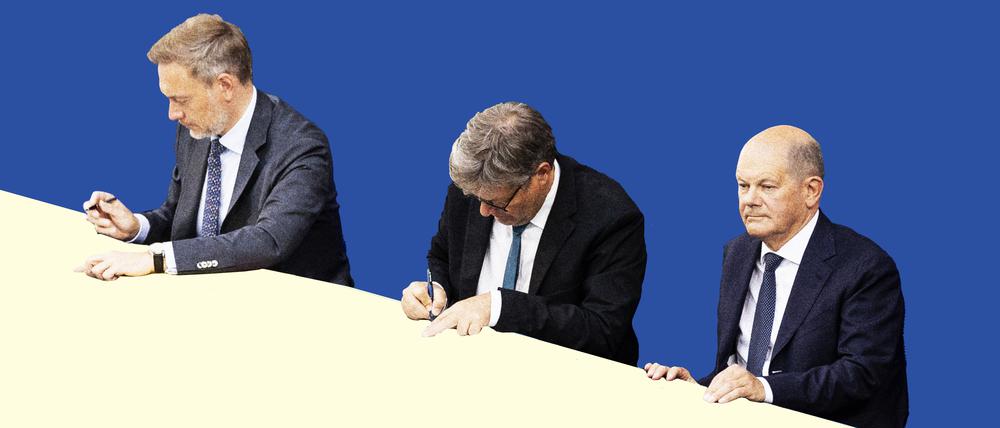 Christian Lindner, FDP, Robert Habeck, Buendnis 90/Die Gruenen, Olaf Scholz, SPD, im Plenum des Deutschen Bundestags in Berlin.