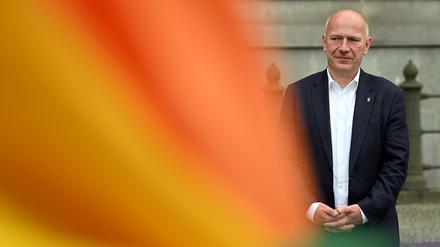 Berlins Regierender Bürgermeister Kai Wegner (CDU) steht vor dem Roten Rathaus. (Archivbild)