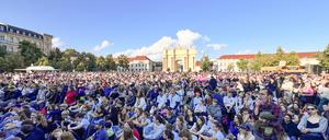 Zuschauer beim Public Viewing am Luisenplatz am 19. Juni 2024.