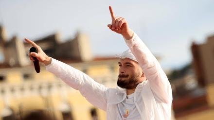 Beide Hände in Form von zwei Pistolen gen Himmel gestreckt. Das ist das Markenzeichen des Rapper Jul
