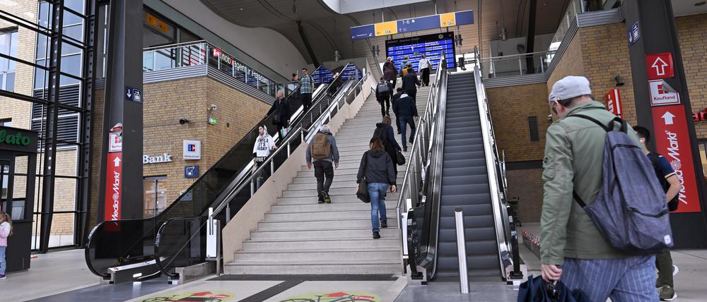 Neue Rolltreppen im Hauptbahnhof Potsdam, seit 1. Juli 2024 teilweise in Betrieb.