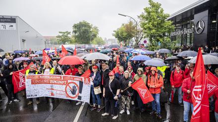 02.07.2024, Berlin: Teilnehmer einer Kundgebung im Rahmen eines bundesweiten Aktionstages für die Zukunft der Beschäftigten der Mercedes-Benz Niederlassungen haben sich vor dem dem Berliner Mercedes-Benz-Niederlassungscenter versammelt. Foto: Christoph Soeder/dpa +++ dpa-Bildfunk +++