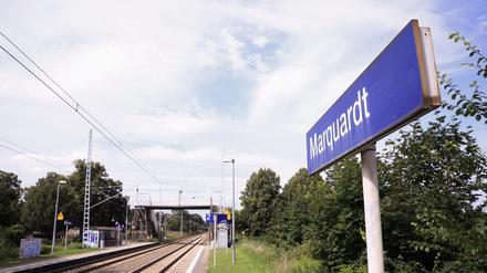 Die Gleise am Bahnhof Marquardt kann man nur über eine Fußgängerbrücke überqueren.