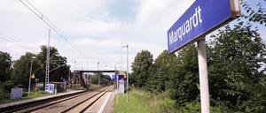 Die Gleise am Bahnhof Marquardt kann man nur über eine Fußgängerbrücke überqueren.