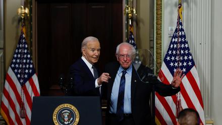 US-Präsident Joe Biden und Senator Bernie Sanders haben die Preispolitik großer Pharmaunternehmen scharf kritisiert. Überzogene Preise könnten das US-Gesundheitssystem „in den Bankrott treiben“.