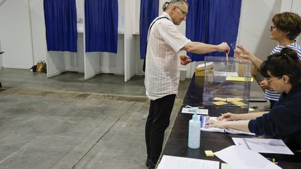 Parlamentswahl in Frankreich. Ein Mann an der Wahlurne.