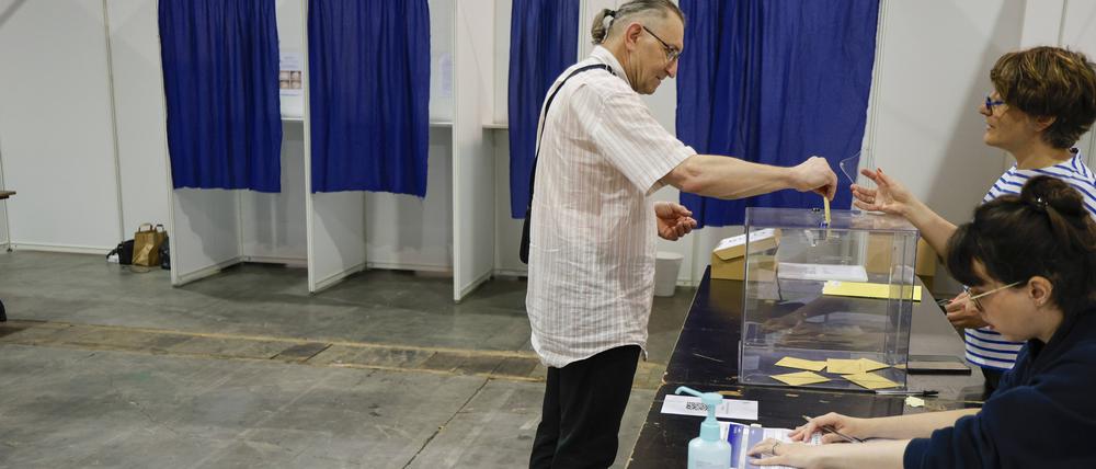 Parlamentswahl in Frankreich. Ein Mann an der Wahlurne.