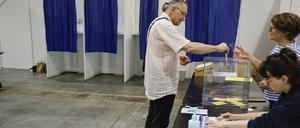 Parlamentswahl in Frankreich. Ein Mann an der Wahlurne.