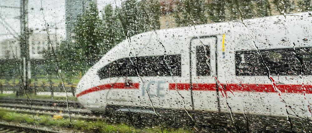 Der Bahn fehlen wohl rund 17 Milliarden, zentrale Digitalisierungsvorhaben stehen nun auf der Kippe. Dies geht aus einem internen Papier hervor. Grund sind unter anderem hohe Instandhaltungskosten .
