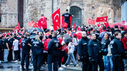 18. Juni 2024, Berlin: Fans der türkischen Fußball-Nationalmannschaft feiern den Sieg ihrer Mannschaft.