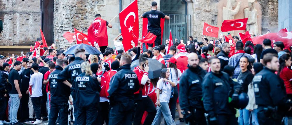 18. Juni 2024, Berlin: Fans der türkischen Fußball-Nationalmannschaft feiern den Sieg ihrer Mannschaft.