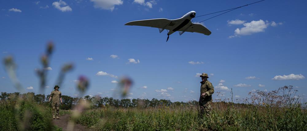 Ukrainische Soldaten der Aufklärungseinheit Ochi starten eine Furia-Drohne, um russische Stellungen an der Frontlinie zu überfliegen. 