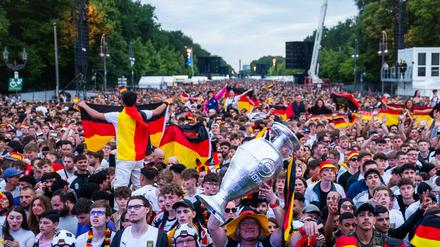  Fans jubeln auf der Fanmeile vor dem Brandenburger Tor. 