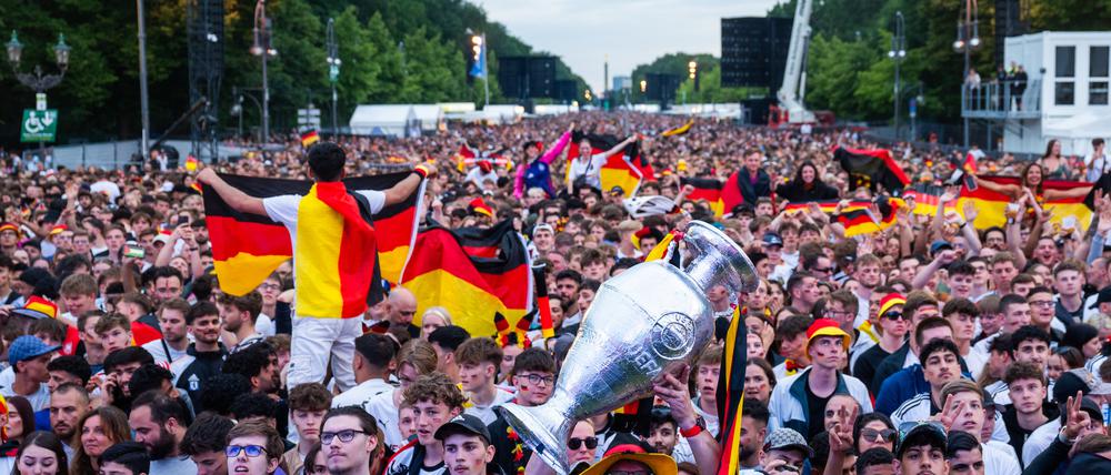  Fans jubeln auf der Fanmeile vor dem Brandenburger Tor. 
