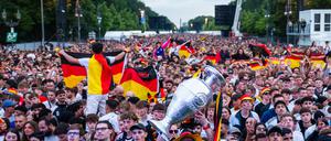  Fans jubeln auf der Fanmeile vor dem Brandenburger Tor. 
