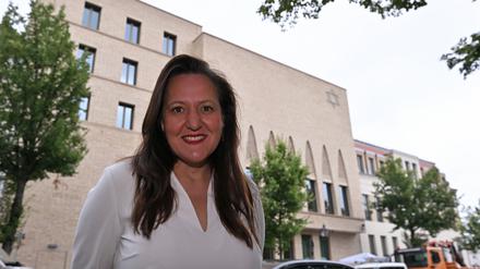 Manja Schüle (SPD), Brandenburgs Ministerin für Wissenschaft und Kultur, freut sich über die neue Synagoge in Potsdam.