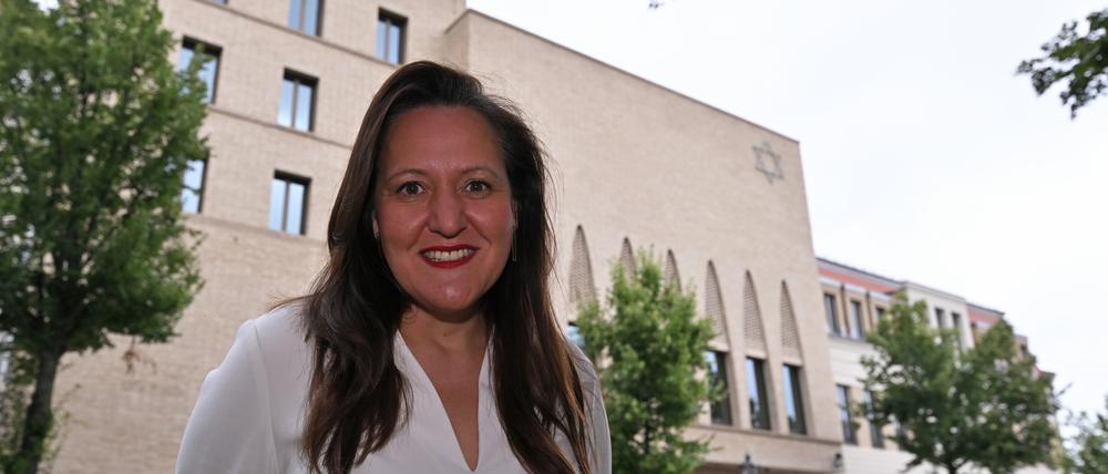 Manja Schüle (SPD), Brandenburgs Ministerin für Wissenschaft und Kultur, freut sich über die neue Synagoge in Potsdam.
