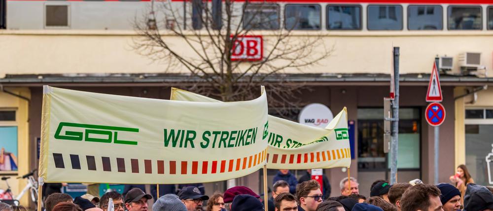 Kundgebung am Hauptbahnhof Nürnberg während eines deutschlandweiten Streiks der GDL bei der Deutschen Bundesbahn (Symbolbild)