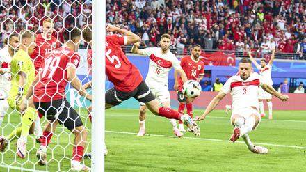 Merih Demiral (rechts) wuchtete den Ball nach nur 57 Sekunden kompromisslos zum 1:0 unter die Latte. 