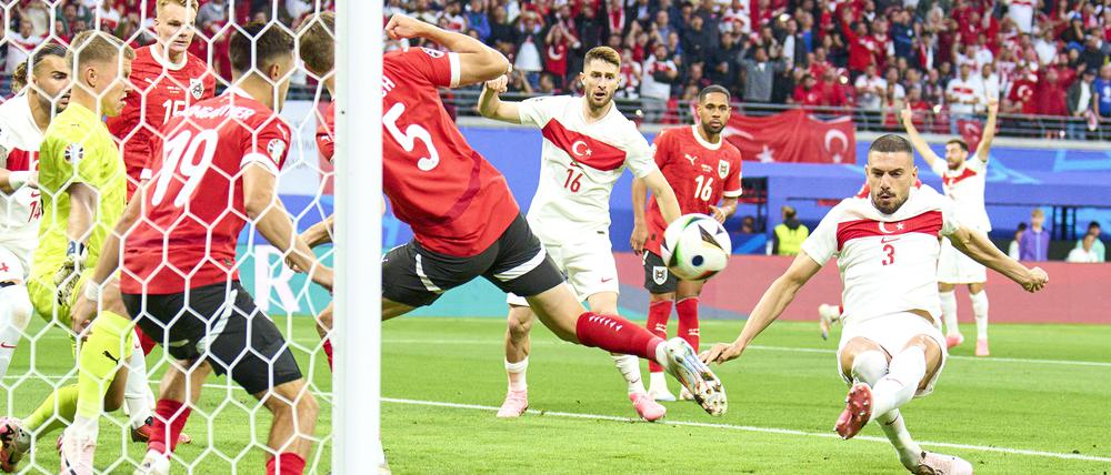 Merih Demiral (rechts) wuchtete den Ball nach nur 57 Sekunden kompromisslos zum 1:0 unter die Latte.
