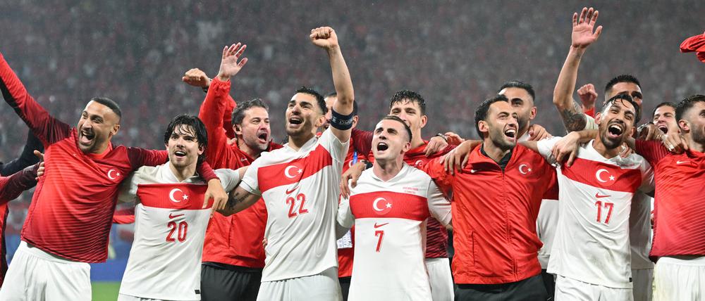 Die türkischen Spieler feiern den Einzug in das Viertelfinale.